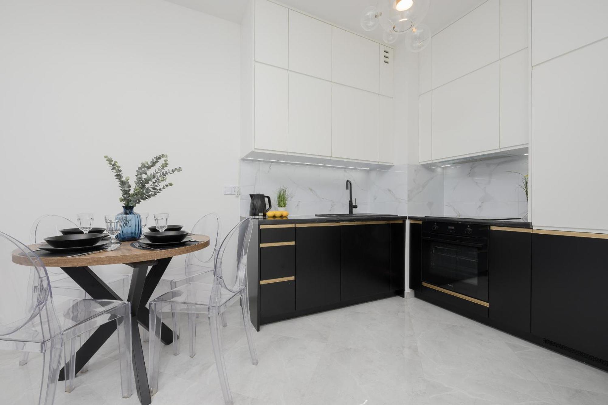 With Balcony & Parking In By Renters Apartament Warszawa