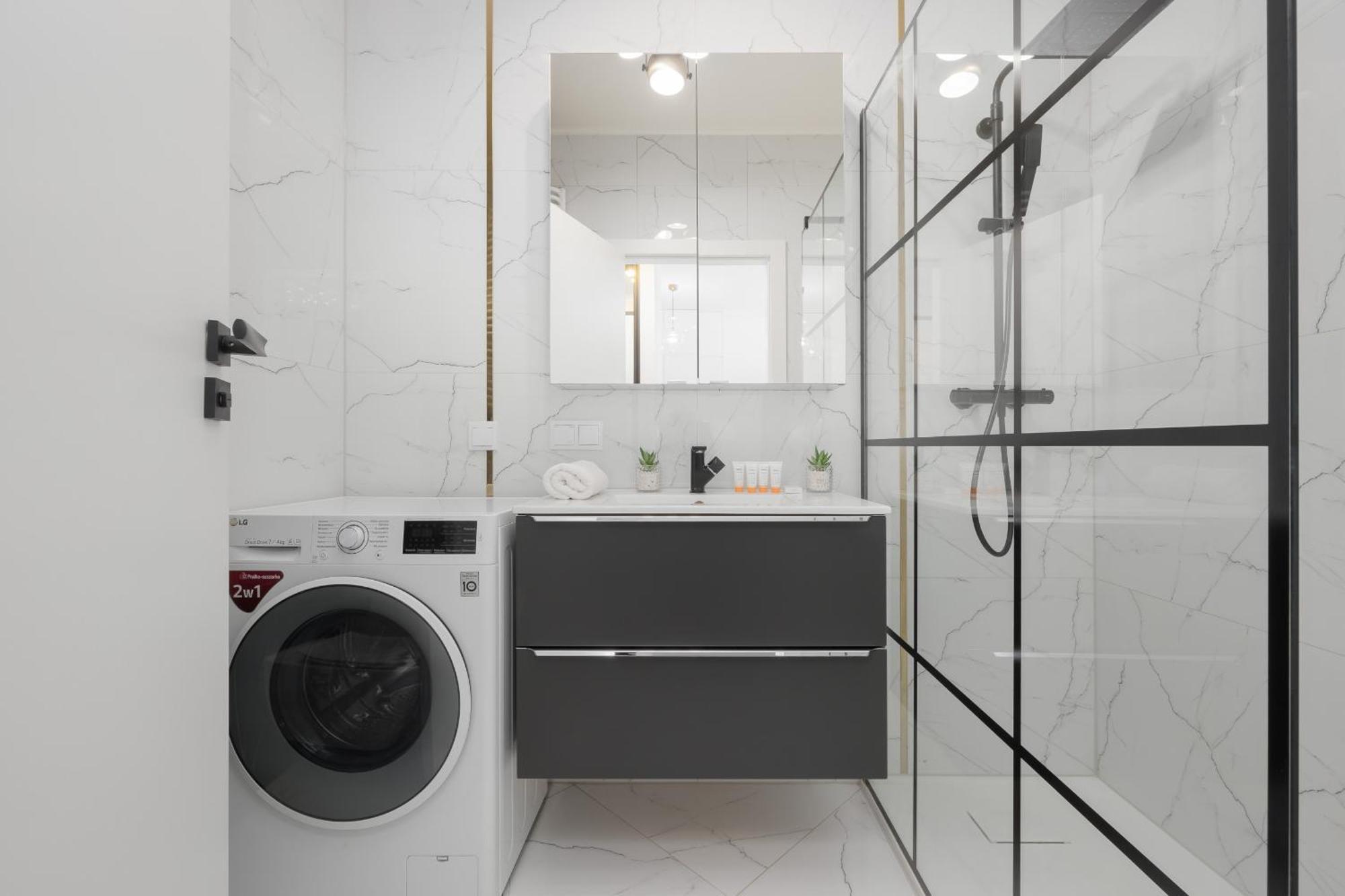 With Balcony & Parking In By Renters Varsovia