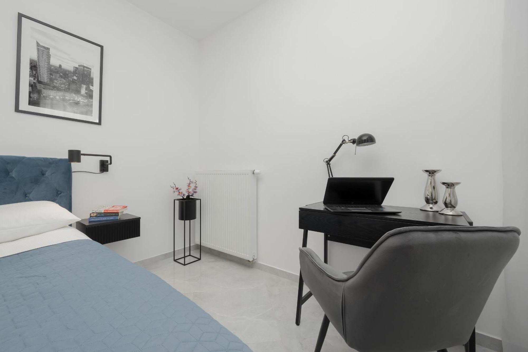 With Balcony & Parking In By Renters * Varsovia