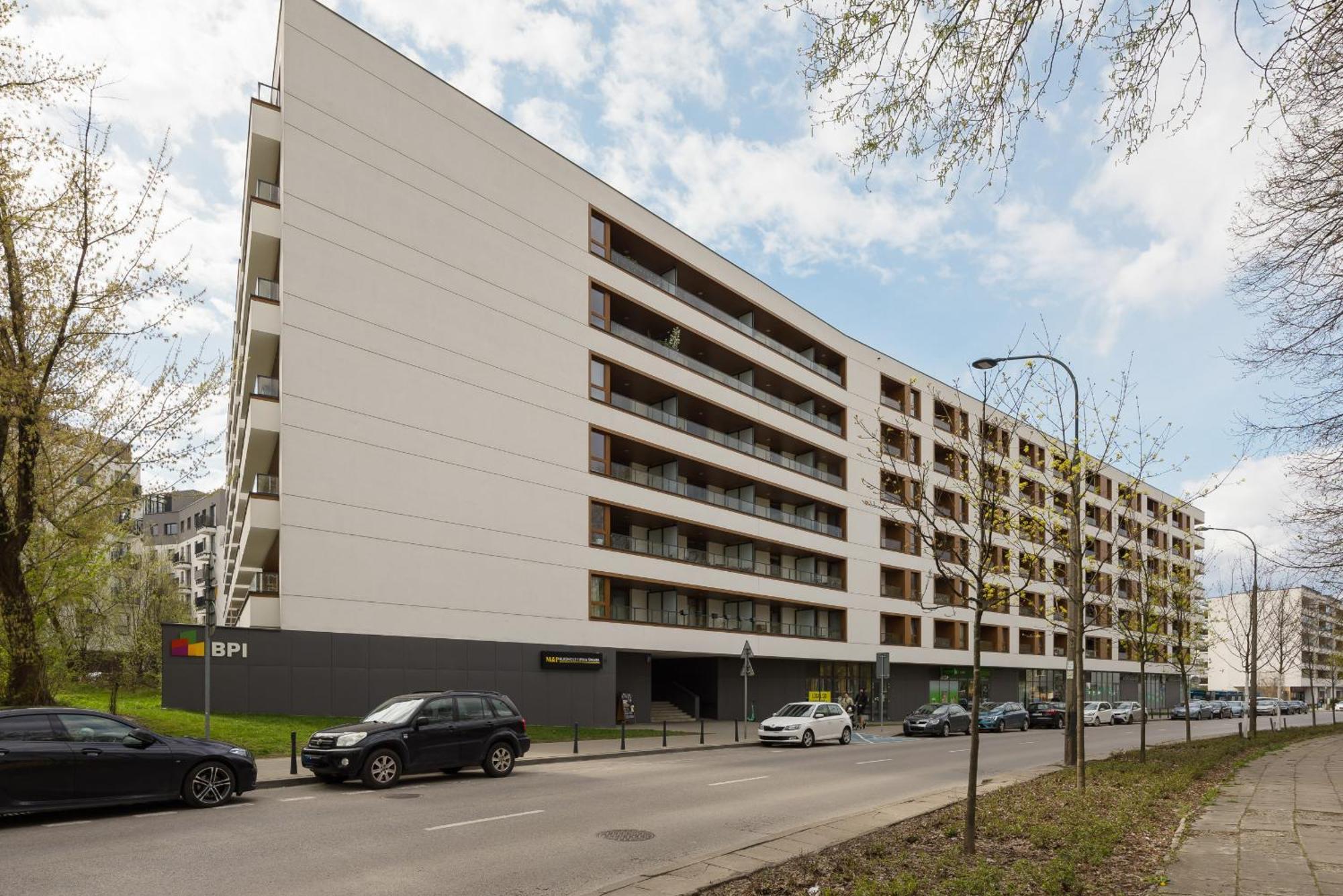 Apartment With Balcony & Parking In By Renters *